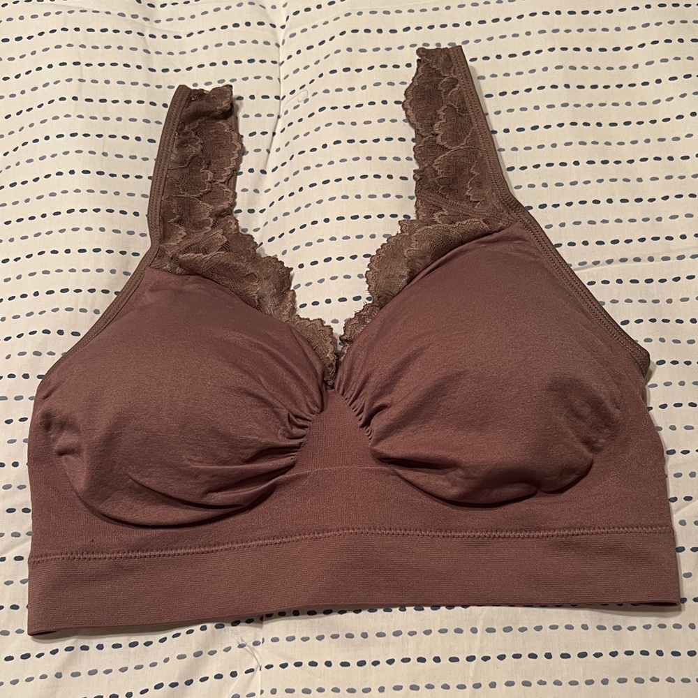 Rhonda Shear seamless bra. - Picture 3 of 8